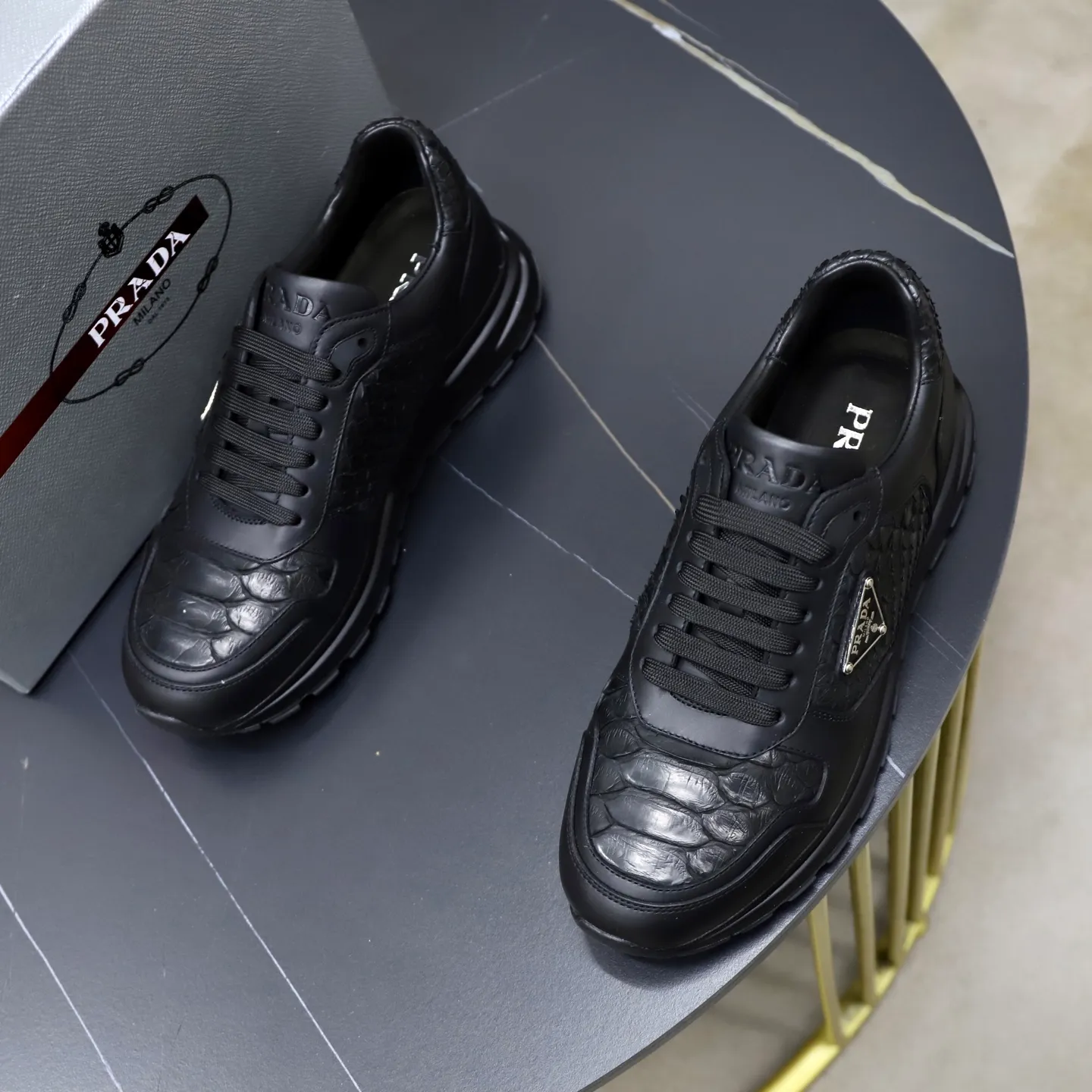 Factory price: 600💰Cow leather lining Brand: PRADA (Prada) Standard code: Men's size 38/44 (45 can be customized) Grade: Same as the official website Material: Original cowhide splicing imported cowhide lining Original combination two-color wear-resistant soft outsole Style category: Leisure and sports version Young fashion European and American trend British style Color: Real picture color
